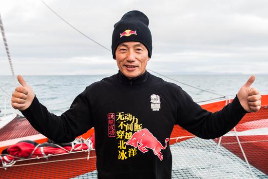  2015年9月16日，郭川在抵达终点后留影。当日，郭川和他的国际团队驾驶“中国·青岛”号帆船冲过白令海峡的终点线，用时12天3个多小时横穿北冰洋驶入太平洋，航行约3240海里，创造了人类第一次驾驶帆船采取不间断、无补给方式穿越北极东北航道的世界纪录。